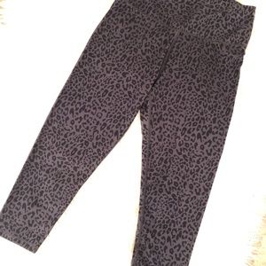 Cut the Frills "Sporty Leggings in black on black leopard"